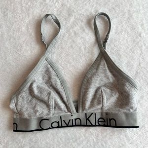 ✿ Calvin Klein — sports bra — S